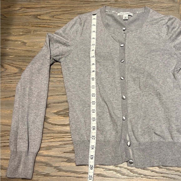Banana Republic Silk blend Gray Button Down Cardigan. Size small Petite - Picture 9 of 9